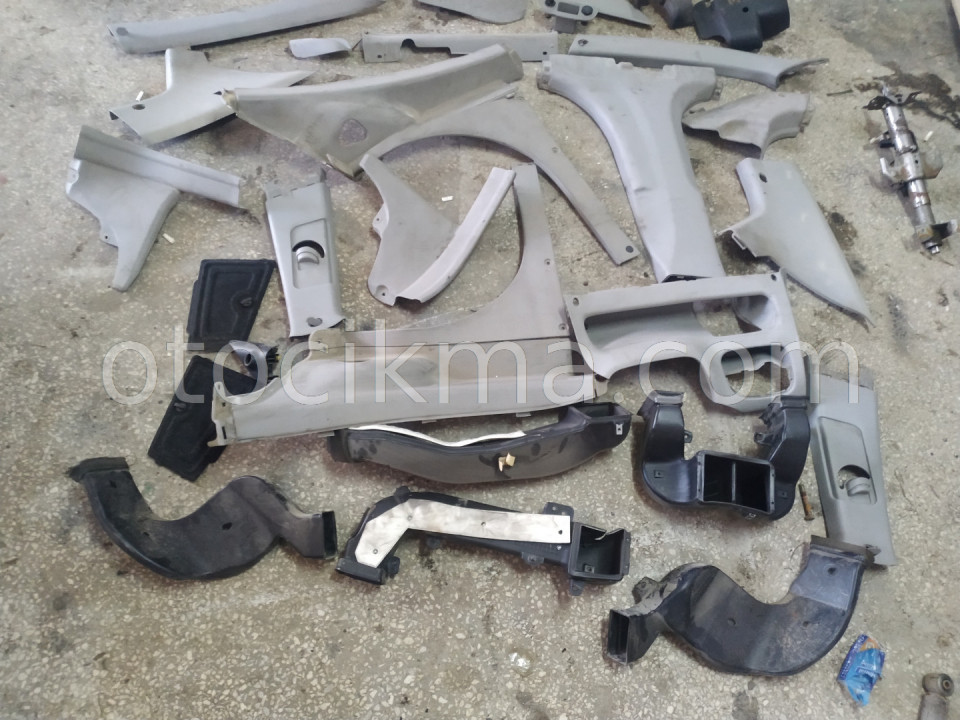 Hyundai Accent Era araç içi plastik parçaları mevcuttur.