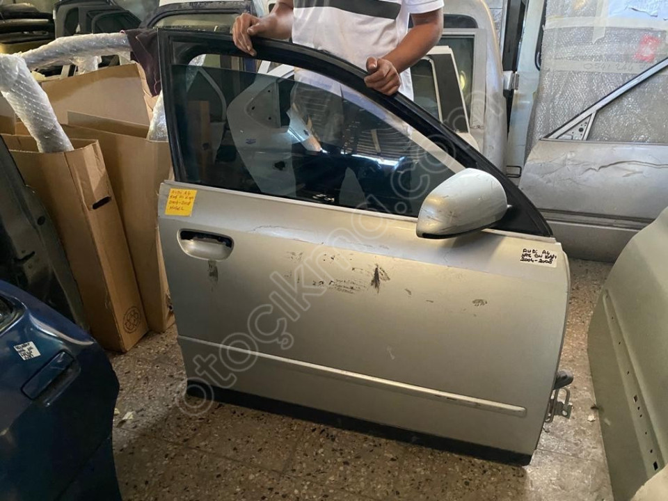 AUDİ A4 SAĞ ÖN KAPI CAM KRİKOSU 2004-2008 MODEL