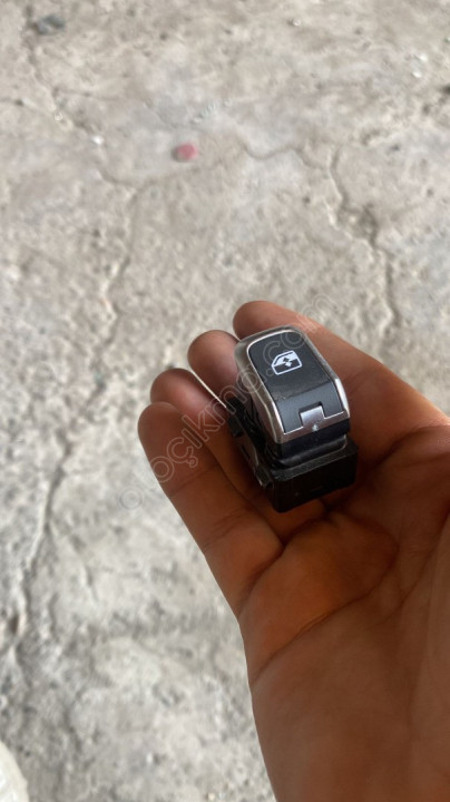 8V0959855C audi a3 sağ arka kapı cam açma kapama düğmesi