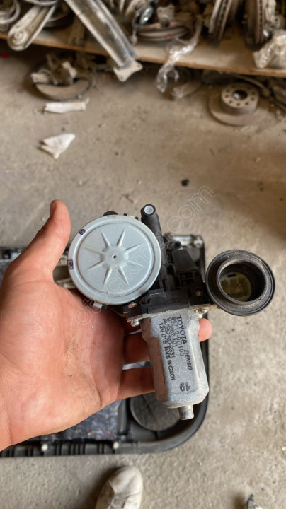 85710-0D100 toyota corolla 2018 sağ ön cam motoru