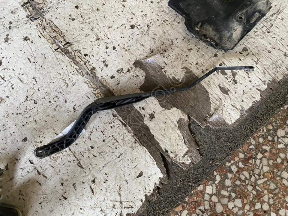 CİTROEN SAXO ÖN CAM SİLECEK KOLU ORJİNAL ÇIKMA