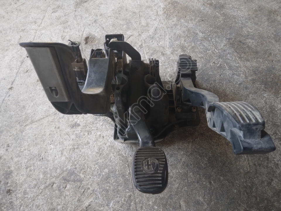 ALFA ROMEO 147 GAZ DEBRİYAJ FREN OEDAL TAKIMI