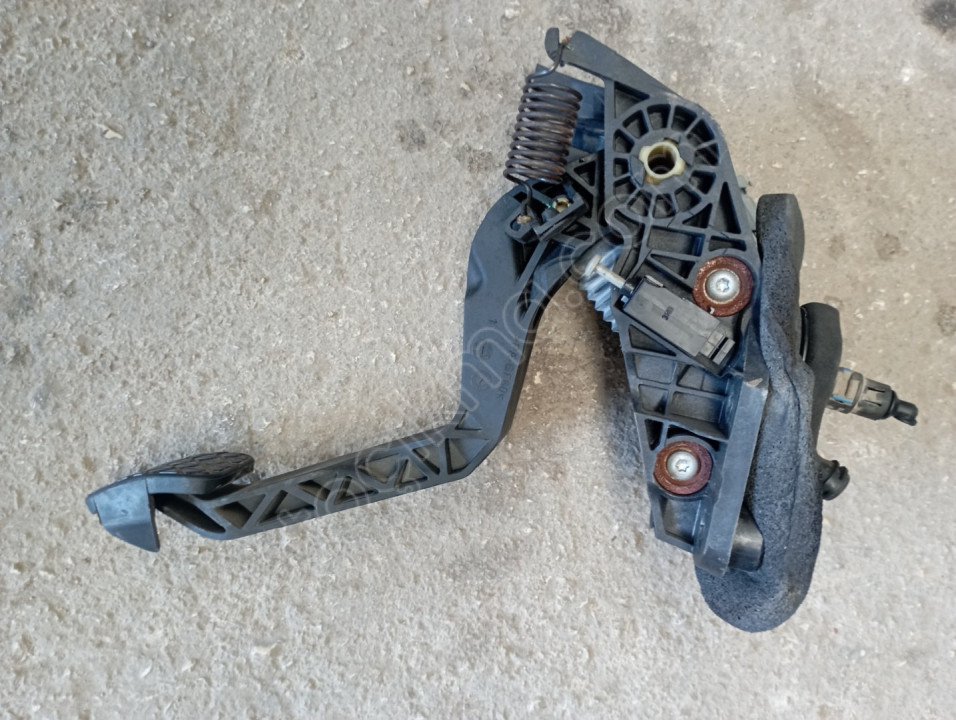 FORD COUİER DEBRİYAJ PEDAL ÜST MERKEZ.7B633