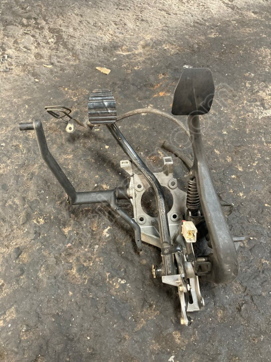 BMW E39 PEDAL TAKIMI DEBRİYAJ PEDAL SETİ FREN PEDALI