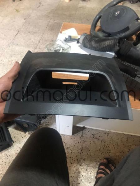 2007 RENAULT MEGANE 2 GÖĞÜS ORTA BİLGİ PANO ŞAPKASI ORJ ÇIKM