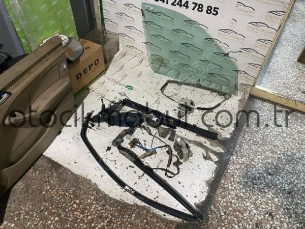 RENAULT MEGANE 1 SAĞ ÖN KAPI CAM KRİKOSU 1996-2001 MODEL